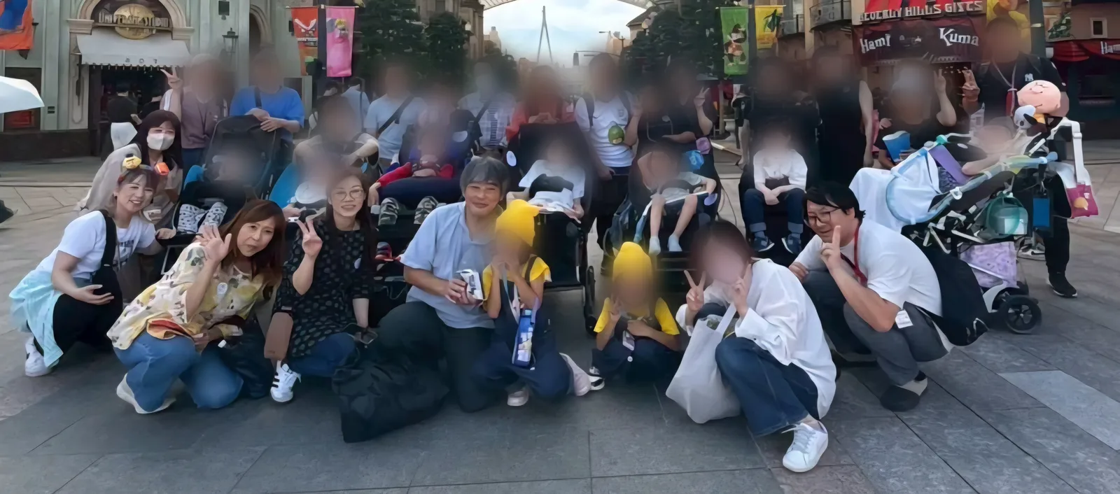 USJへのお出かけに参加した子どもたち・ご家族・同行した専門職スタッフの集合写真